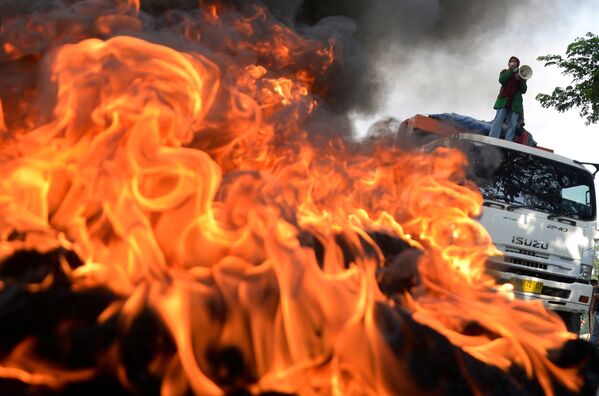 Участники акций бросали в стражей порядка камни и поджигали шины, полиция применяла слезоточивый газ и водометы - Sputnik Грузия