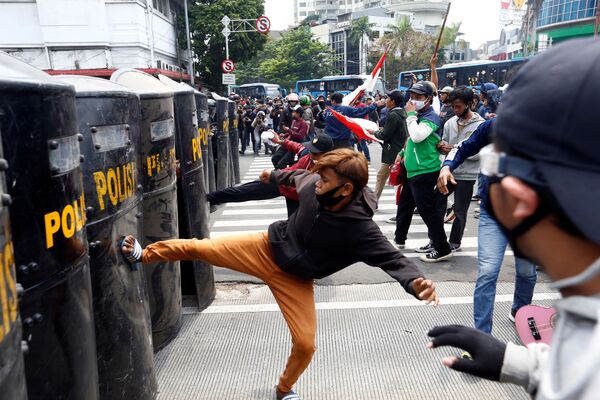 Акции протестов прошли в Джакарте, Бандунге, Тангеранге, Бекаси и других крупных городах страны - Sputnik Грузия