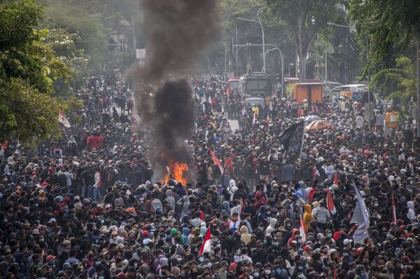 Несколько тысяч студентов и рабочих в Индонезии в среду вышли на акции протеста против нового трудового закона - Sputnik Грузия