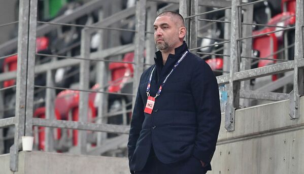 Главный тренер сборной Армении наблюдает за происходящим на поле - Sputnik Грузия