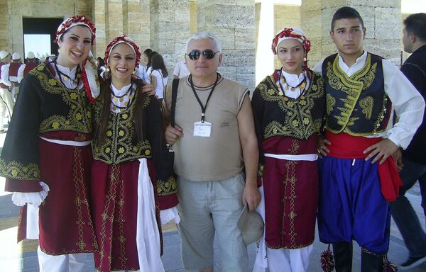 „ჩვენი დედამიწა მაქაა“ – ქართველი მუჰაჯირების „დედის ენა“ და ფილმებში გაცოცხლებული ამბები „ჩვენი დედამიწა მაქაა“ – ქართველი მუჰაჯირების „დედის ენა“ და ფილმებში გაცოცხლებული ამბები - Sputnik საქართველო