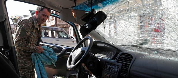 Нагорный Карабах - последствия обстрела. Поврежденная машина в Степанакерте Нагорный Карабах - последствия обстрела. Поврежденная машина в Степанакерте - Sputnik საქართველო