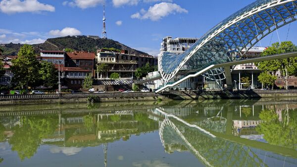 Вид на город Тбилиси - солнечная погода, мост Мира - Sputnik Грузия