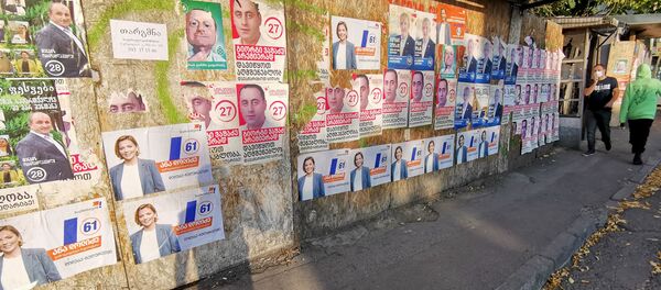 Предвыборная символика. Расклеенные по городу плакаты разных партий и блоков - Sputnik Грузия
