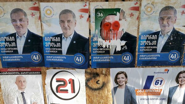 Предвыборная символика. Расклеенные по городу плакаты разных партий и блоков - Sputnik Грузия