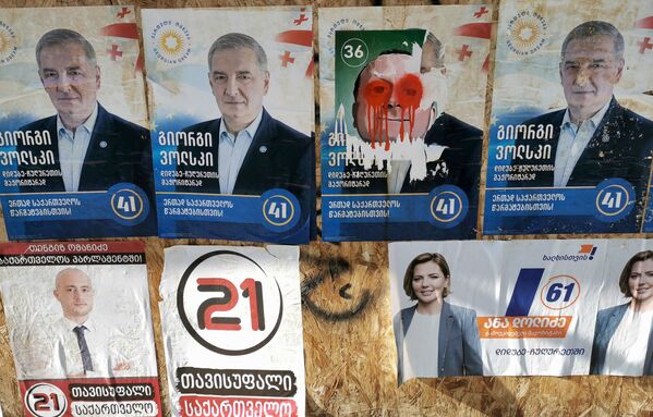 Где-то предвыборные плакаты стали жертвой вандалов - Sputnik Грузия
