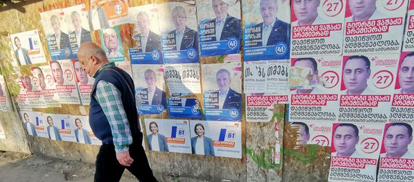წინასაარჩევნოდ კედლებზე გაკრული პლაკატები წინასაარჩევნოდ კედლებზე გაკრული პლაკატები - Sputnik საქართველო
