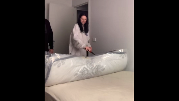 Девушка решила открыть упаковку со свернутым матрасом, но что-то пошло не так – видео - Sputnik Грузия