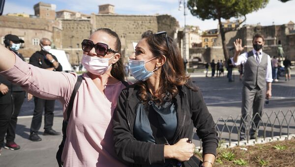 Пандемия коронавируса COVID-19 - девушки в масках фотографируются с Томом Крузом в Риме, Италия - Sputnik Грузия