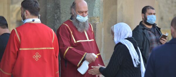 Празднование Светицховлоба во время пандемии коронавируса. Верующие у входа в храм Светицховели - термоскрининг - Sputnik Грузия
