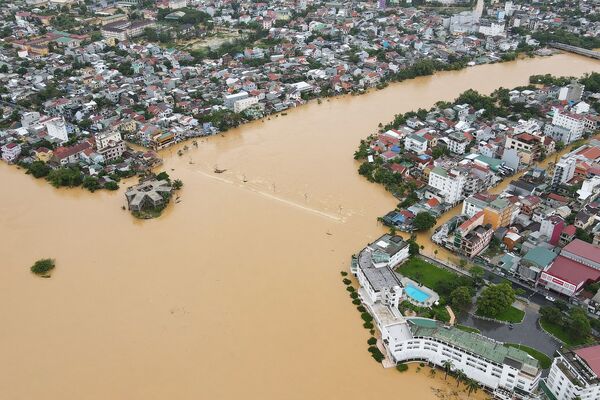 Во Вьетнаме бушуют ливни, которые привели к сильным наводнениям и оползням - Sputnik Грузия