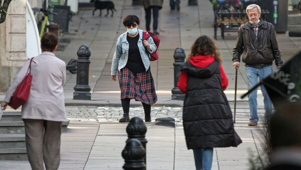 Коронавирус распространяется. Жители столицы носят маски на улице - Sputnik Грузия