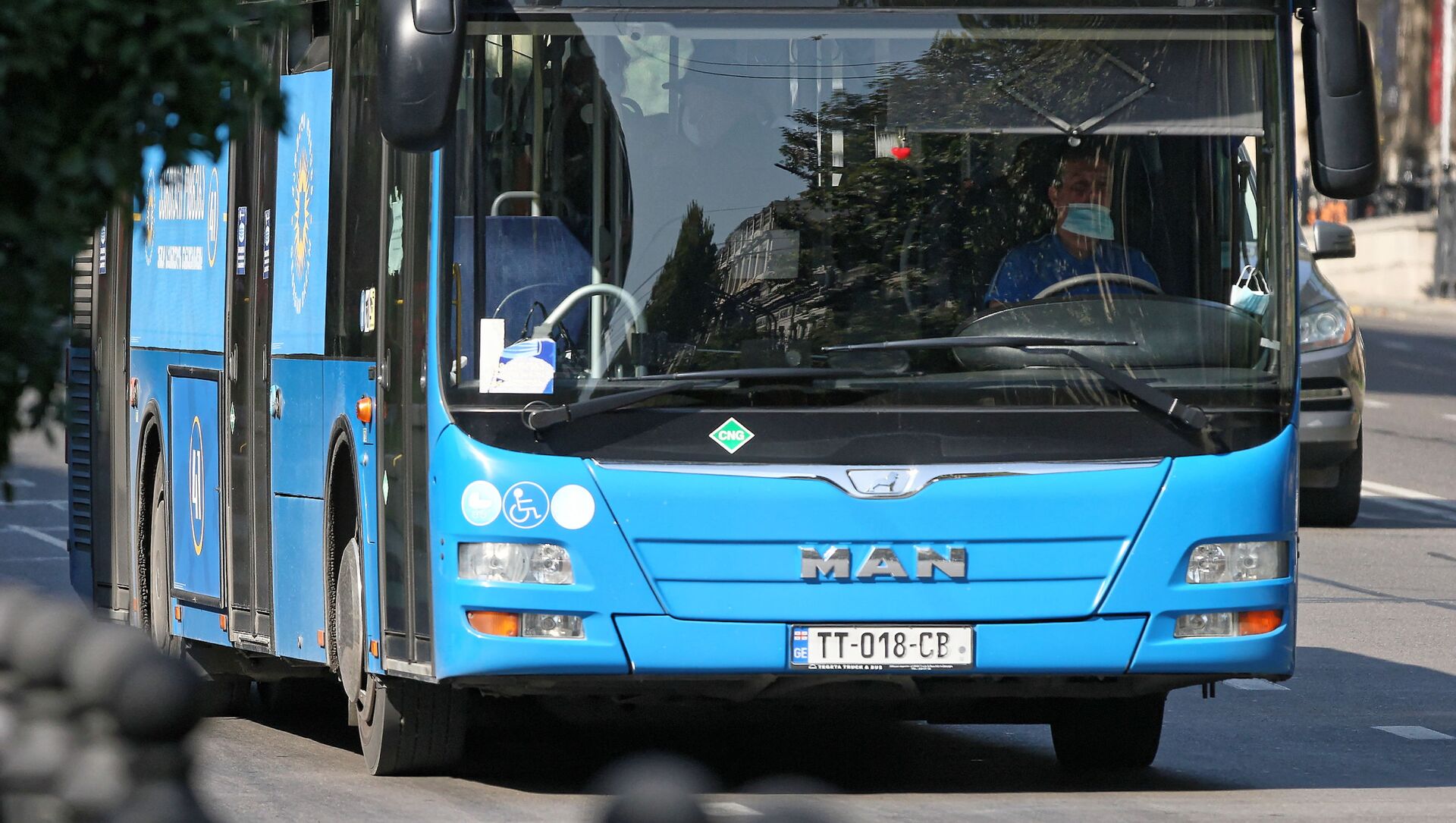 Городской общественный транспорт - синие автобусы MAN - водитель в маске - Sputnik Грузия, 1920, 04.02.2021