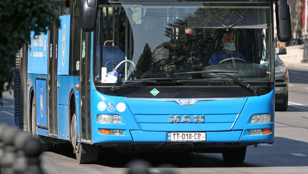 Городской общественный транспорт - синие автобусы MAN - водитель в маске - Sputnik Грузия