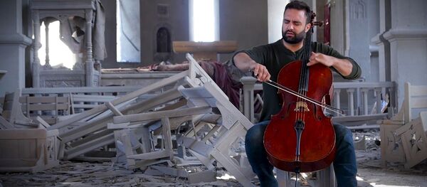 Бельгийский музыкант сыграл на виолончели в разрушенном соборе в Шуши - видео - Sputnik Грузия
