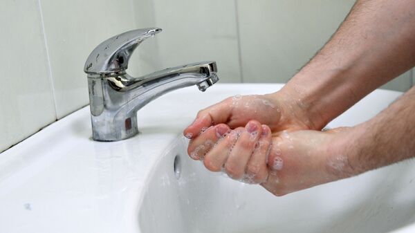 Человек моет руки - Sputnik საქართველო