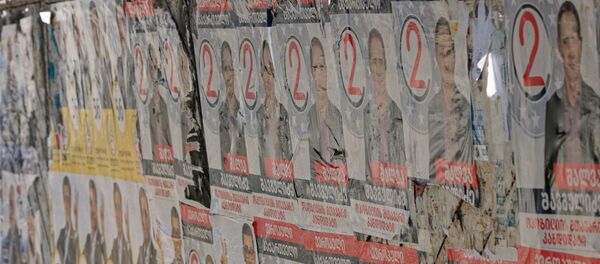 Предвыборная символика 2020. Плакаты партий, расклеенные на заборах - Sputnik Грузия