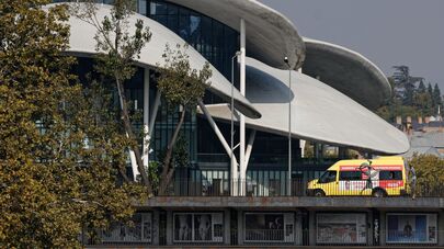 Вид на город Тбилиси - Дом Юстиции, в здании которого расположены Национальный банк и министерство энергетики