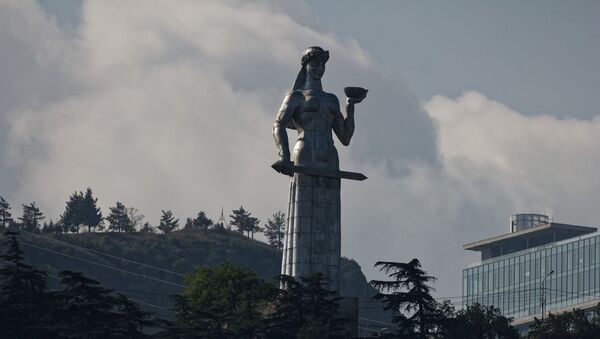 Вид на город Тбилиси - статуя Мать Грузии - Sputnik Грузия
