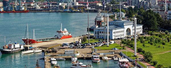 Батумский морской порт - вид с колеса обозрения на бульваре в Батуми Батумский морской порт - вид с колеса обозрения на бульваре в Батуми - Sputnik Грузия