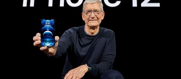 Генеральный директор Apple Тим Кук во время презентации нового Iphone в Калифорнии, США - Sputnik Грузия