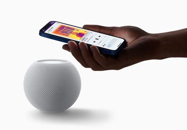 Компания также представила новый умный спикер HomePod Mini, но ажиотажа он не вызвал - видимо, потому что на этом рынке Apple практически безнадежно проигрывает конкурентам из Google и Amazon - Sputnik Грузия