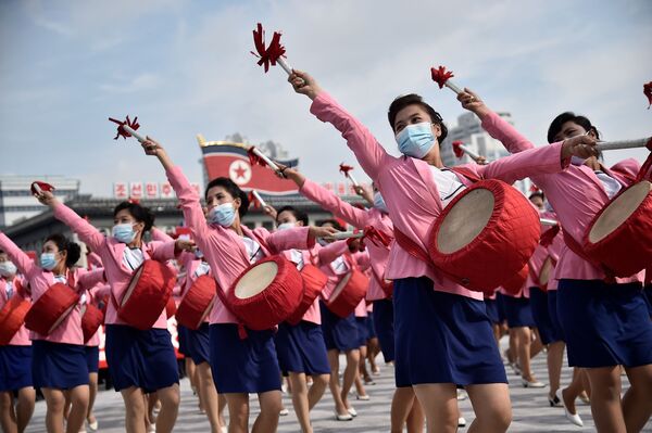 Многотысячный митинг в масках на площади Ким Ир Сена в Пхеньяне, посвященный началу 80-дневной кампании в поддержку предстоящего 8-го съезда Рабочей партии Кореи, который состоится в январе 2021 года - Sputnik Грузия