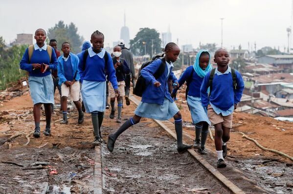Путь к знаниям не прост! Школьники идут на учебу по железнодорожным путям в Кении - Sputnik Грузия