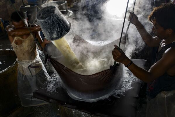 Рабочие делают тофу из соевых бобов в Банда-Ачех в Индонезии - Sputnik Грузия