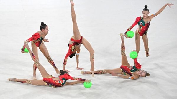 Гимнастки во время выступления с мячами в рамках Кубка России по художественной гимнастике в Москве - Sputnik Грузия