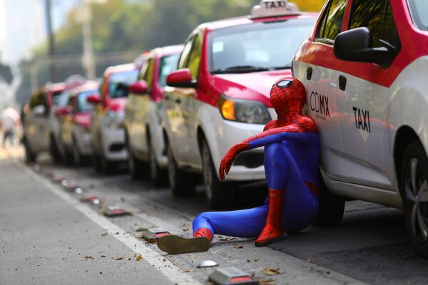 Человек в костюме человека-паука около автомобилей такси во время протеста таксистов против новых приложений для вызова машины в Мексике - Sputnik Грузия