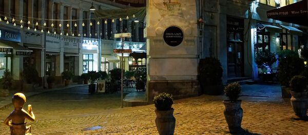 Улица с ресторанами - пустой центр города во время пандемии коронавируса - Sputnik Грузия