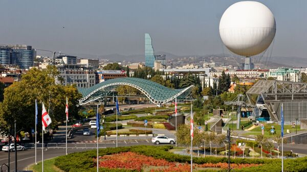 Тбилиси в солнечный день. Вид на парк Рике и площадь Европы. Достопримечательности - мост Мира и воздушный шар - Sputnik Грузия