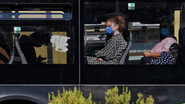 Пассажиры в автобусе в масках во время эпидемии коронавируса - Sputnik Грузия