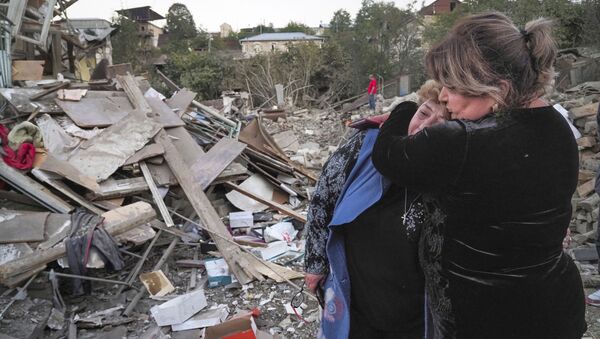 Нагорный Карабах, Степанакерт - жители на руинах дома, разрушенного при бомбардировке - Sputnik Грузия