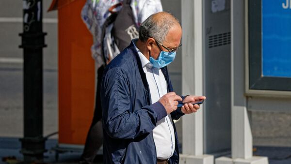 Пожилые люди в масках во время пандемии коронавируса - Sputnik Грузия