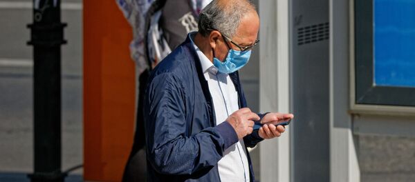 Пожилые люди в масках во время пандемии коронавируса Пожилые люди в масках во время пандемии коронавируса - Sputnik Грузия