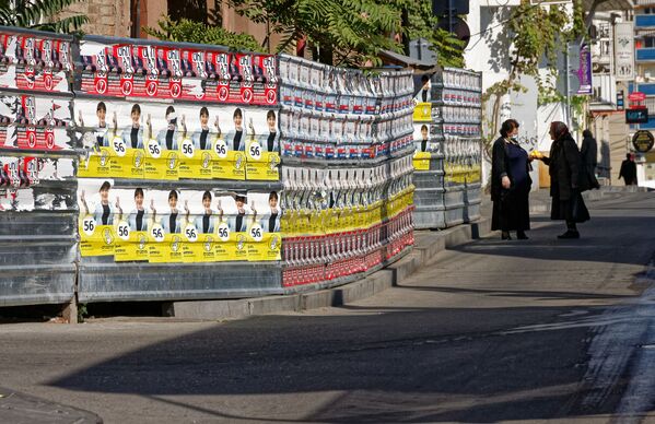 В районе Авлабари тоже пытаются привлечь внимание потенциальных избирателей десятками плакатов, расклеенными вдоль улиц - Sputnik Грузия