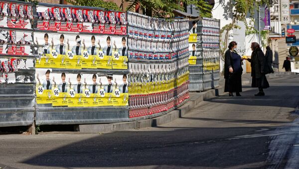 Предвыборная символика. Плакаты грузинских партий, расклеенные на заборах - Sputnik Грузия