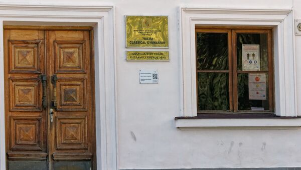 Коронавирус и школы. Закрытое здание 1-й тбилисской гимназии во время эпидемии COVID-19 - Sputnik Грузия