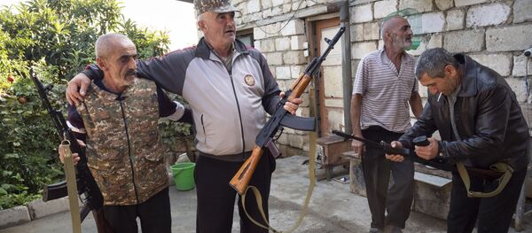 Нагорный Карабах - населенный пункт Мартуни. Жители держат в руках автоматы Калашникова - Sputnik Грузия