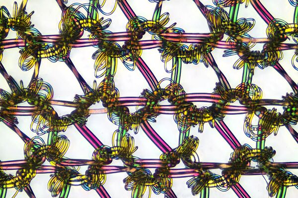 Так выглядят в микромире нейлоновые чулки. Автор фото - Александр Клепнев - Sputnik Грузия