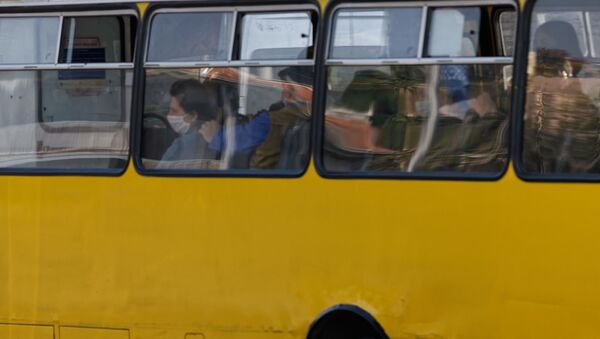 Пассажиры в автобусе в масках - пандемия коронавируса - Sputnik Грузия