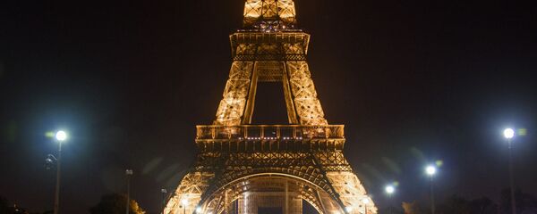 Пустой Йенский мост неподалеку от Эйфелевой башни во время комендантского часа в Париже - Sputnik Грузия