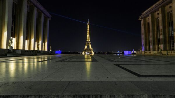 Пустая площадь Трокадеро во время комендантского часа в Париже - Sputnik Грузия
