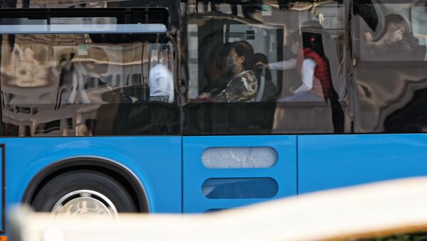 Пассажиры в автобусе в масках во время эпидемии коронавируса - Sputnik Грузия