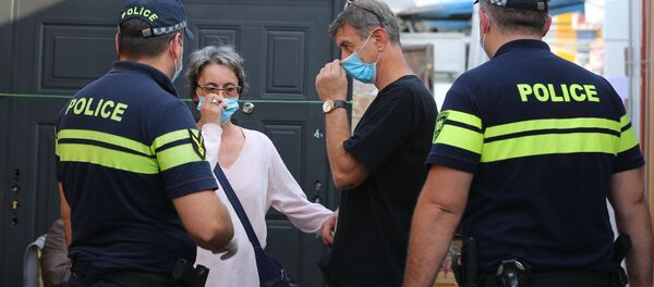 Эпидемия коронавируса. Полицейские следят за обязательным ношением масок на рынке - Sputnik Грузия