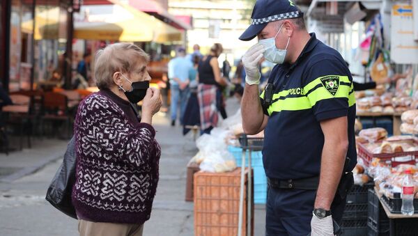 Эпидемия коронавируса. Полицейские следят за обязательным ношением масок на рынке - Sputnik Грузия