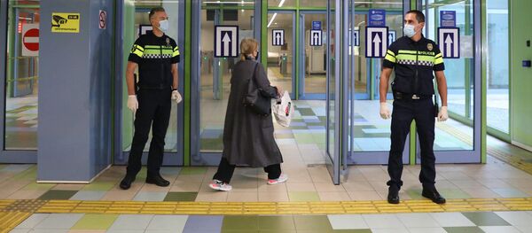 Эпидемия коронавируса. Полицейские следят за обязательным ношением масок в тбилисском метро - Sputnik Грузия
