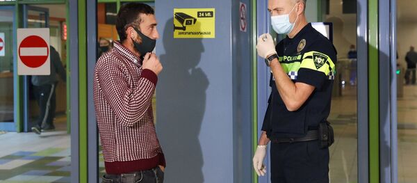 Эпидемия коронавируса. Полицейские следят за обязательным ношением масок в тбилисском метро - Sputnik Грузия